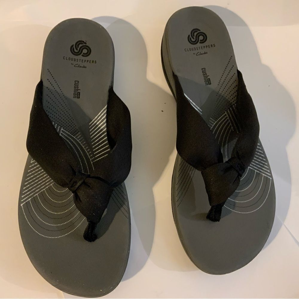 Clarks Cloudsteppers Soft Cushion Black and Gray Flip Flops like new size 9